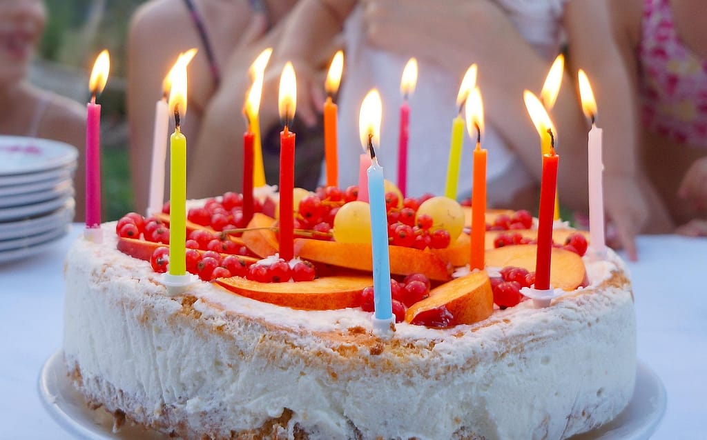 Gâteau d'anniversaire avec bougies allumées lors d'une fête de famille