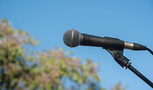 Micro sur pied en extérieur prêt pour le discours de témoin de mariage