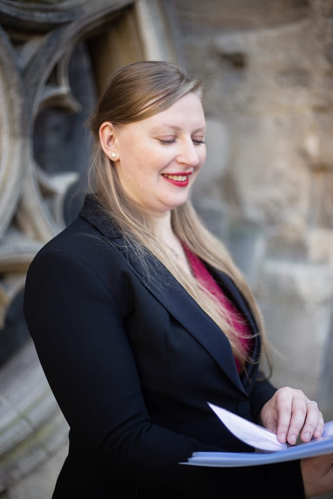 Anaïs votre officiante de cérémonie laïque (shooting professionnel ayant eu lieu à Paris)