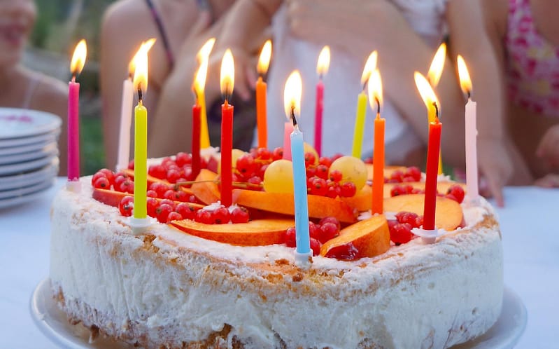 Gâteau d'anniversaire avec bougies allumées lors d'une fête de famille