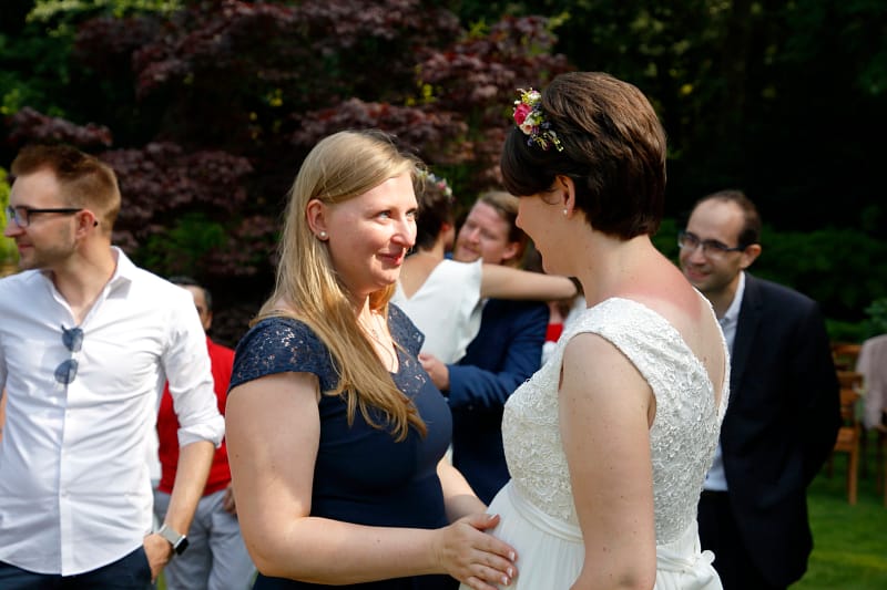 officiante de cérémonie laïque sur-mesure avec mariée enceinte