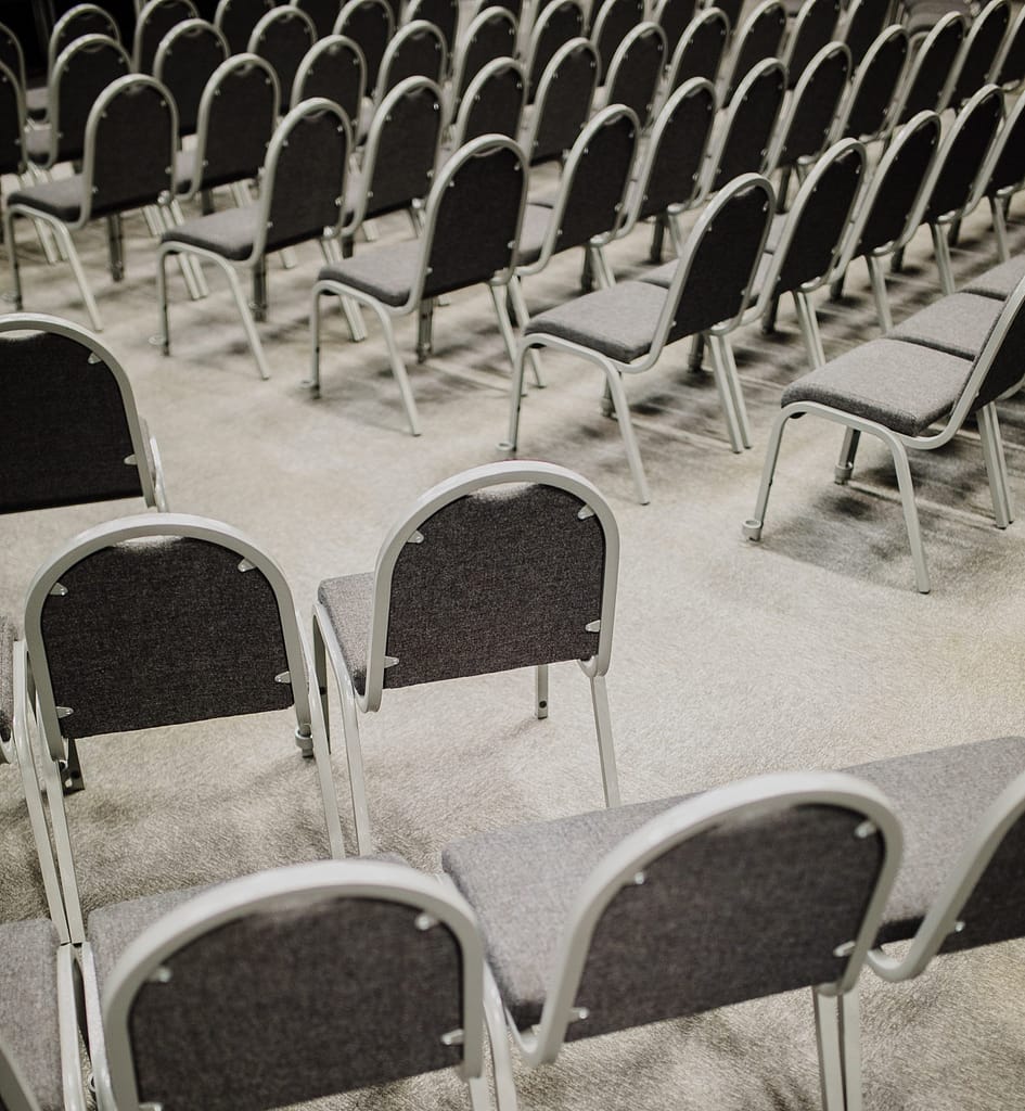 Chaises disposées en épi et en conférence